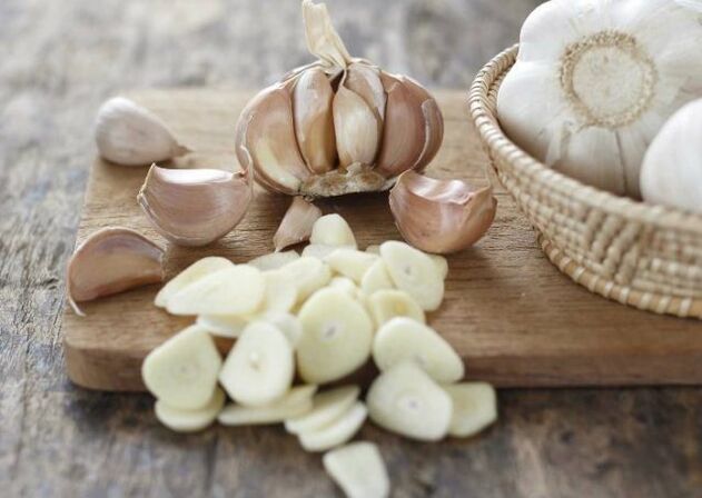 Garlic for the preparation of rubbing, effective in the treatment of arthrosis of the knee joint